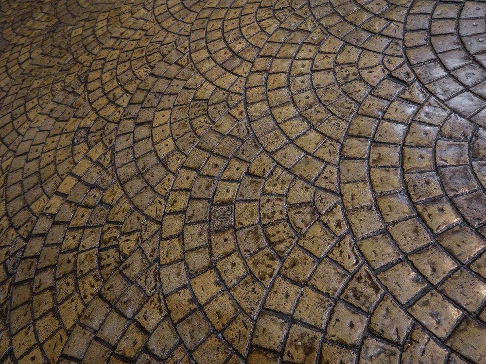 Decorative concrete with patterned finish